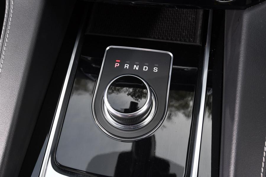 Детали интерьера Jaguar F-Pace S 30t AWD Prestige 2016 года  (UK) (фото 10 из 14)